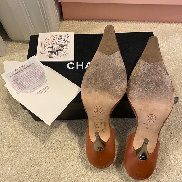 Authentic Vintage Classic Chanel Pumps - Picture 3 of 5